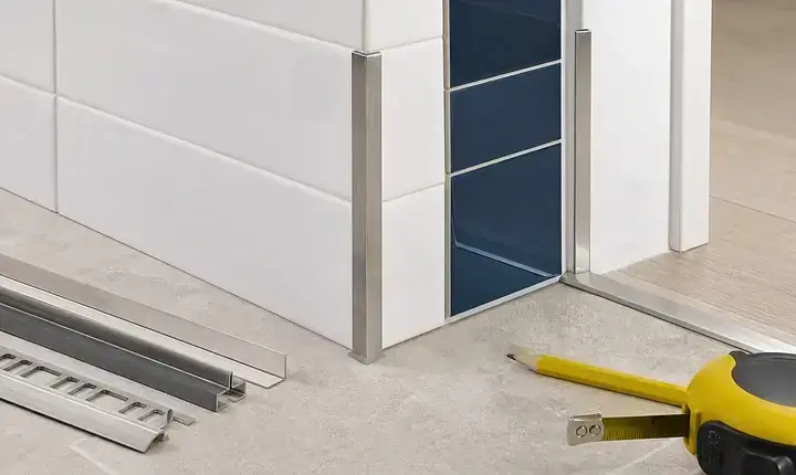 Carrelage et faïence: profilés de finition Profilés de finition carrelage et faïence avec angle métal, seuil et bord de carreaux