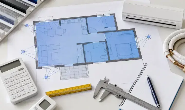 Dimensionnement climatisation avec plan, zones bleues, calculateur, unité intérieure et liaisons