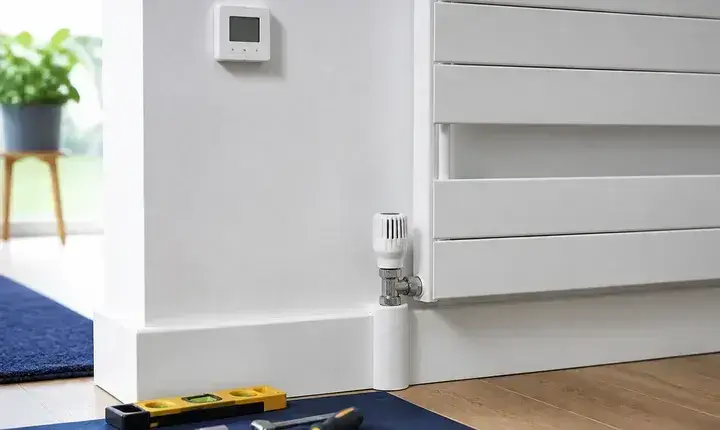 Chauffage: finitions propres autour des radiateurs Finition adaptée chauffage avec radiateur design, thermostat, caches tuyaux et outils