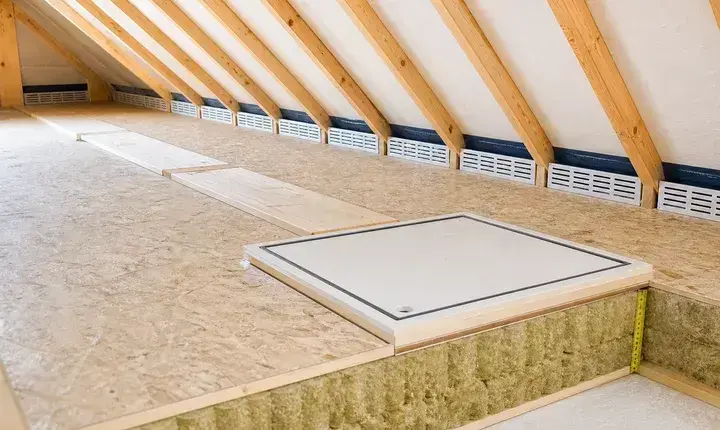 Finition adaptée isolation des combles avec plancher propre, trappe, passerelle, ventilation et couche isolante
