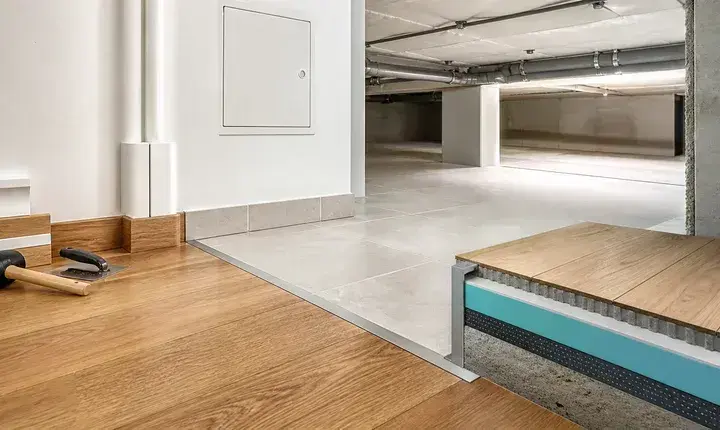 Isolation sol et plancher bas: finition adaptée Finition adaptée isolation sol et plancher bas avec parquet, carrelage, seuil, plinthe, trappe, sous-face et coupe isolée