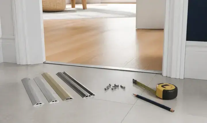 Revêtement de sol: barres de seuil et transitions Barres de seuil pour revêtement de sol entre parquet et carrelage avec profils métal