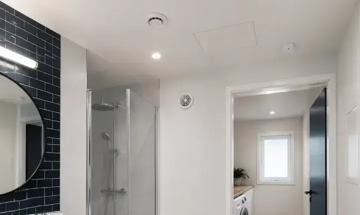 VMC et ventilation: finition propre et accès maintenance Finition adaptée VMC avec bouche au plafond, trappe d'accès, capteur, salle de bain rénovée et grille alignée