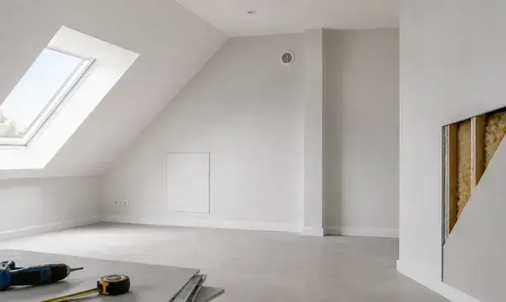 Finitions isolation avec pièce terminée, trappe, grille, placo propre et détail de couche isolante