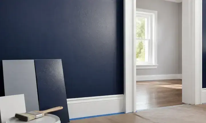 Finition peinture intérieure avec mur bleu, angle net, pinceau et échantillons