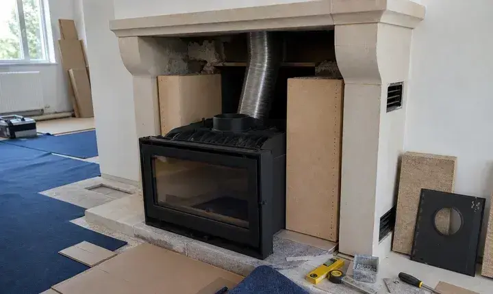Mise en œuvre cheminée et insert avec appareil en pose, tubage flexible, panneaux réfractaires, grilles et protections