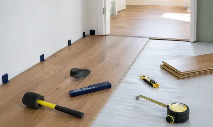Mise en œuvre revêtement de sol avec lames, sous-couche, cales, maillet et cutter