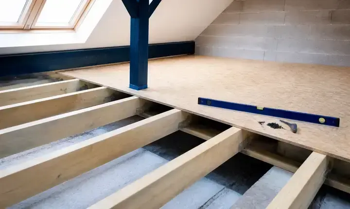 Aménagement combles: plancher, solives et OSB Aménagement des combles avec plancher OSB, solives, niveau et renforts