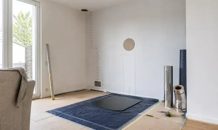 Poêle bois et granulés: préparation du chantier Préparation chantier poêle bois et granulés avec tracé conduit, protection sol, arrivée d'air, plaque et outils