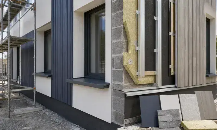Solution premium isolation thermique extérieure avec façade ventilée, bardage, coupe de mur, appuis et finitions haut de gamme