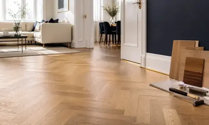 Revêtement de sol: solution premium et parquet décoratif Solution premium revêtement de sol avec parquet en chevrons, plinthes soignées et pièce élégante