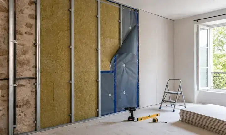 Isolation murs intérieurs: solution standard Solution standard isolation murs intérieurs avec ossature métallique, laine minérale, membrane, placo et outils