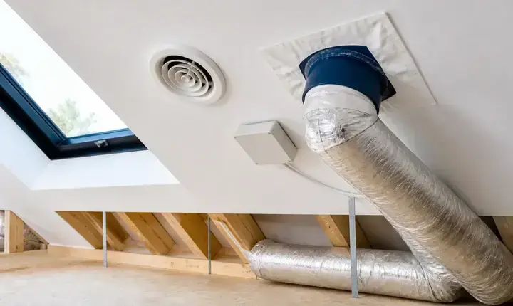 Aménagement combles: ventilation et qualité d’air Aménagement combles avec ventilation, gaine isolée, bouche d’air et plafond incliné